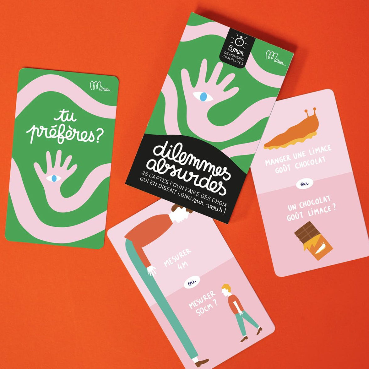 Couverture du jeu Dilemmes Absurdes avec illustrations colorées.