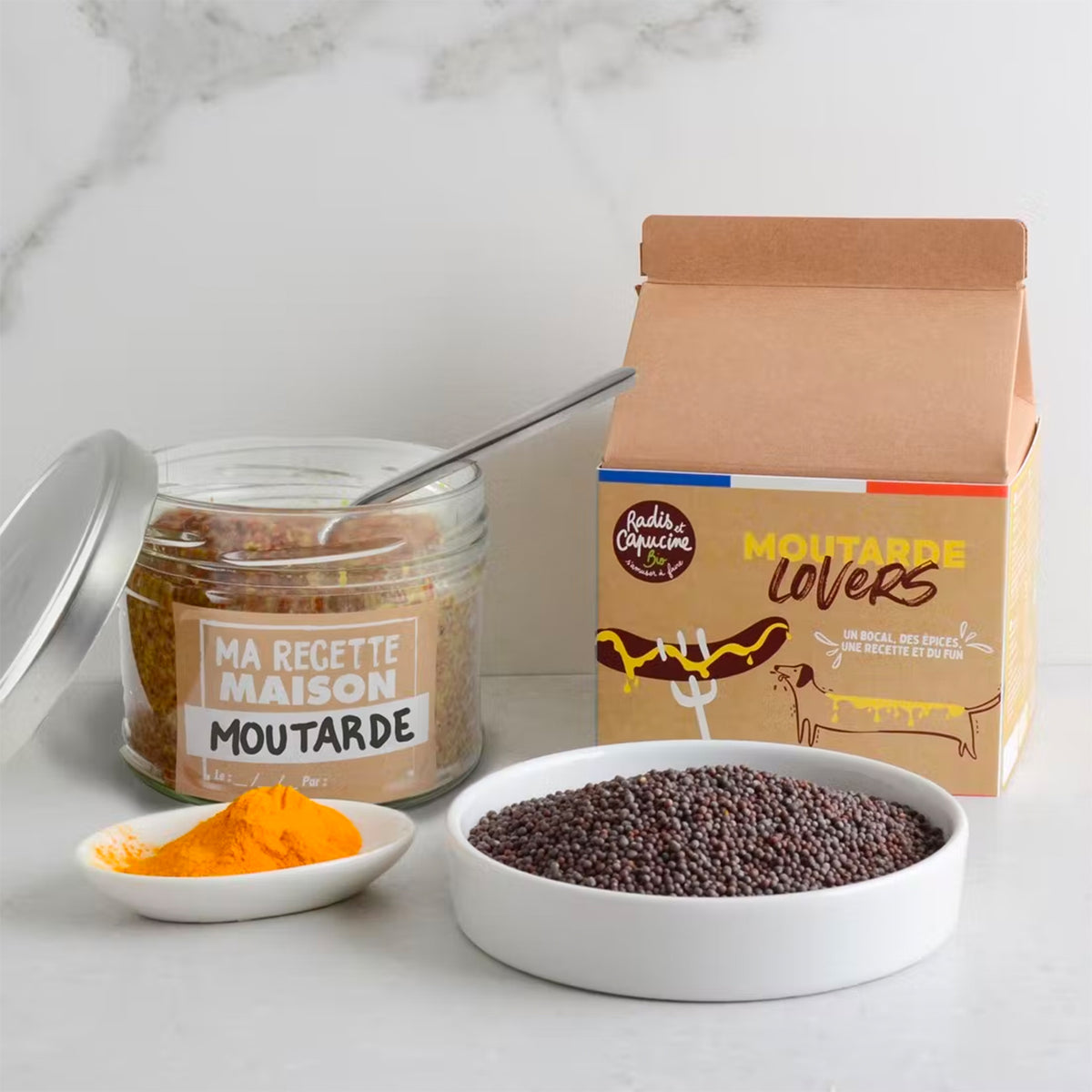 Kit DIY pour moutarde avec épices bio, vue de dessus.