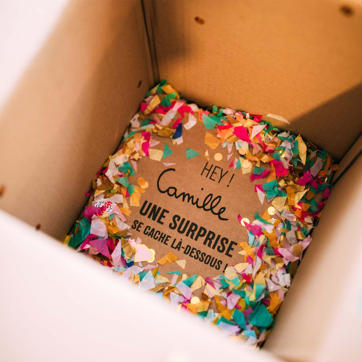 BAM Box confettis colorés sur fond blanc