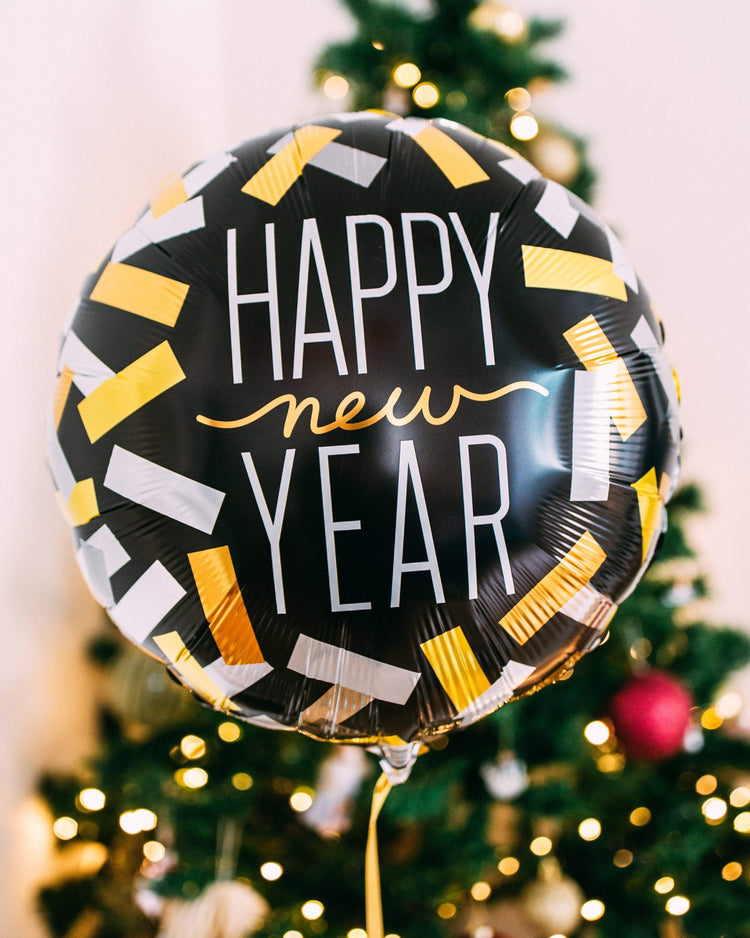 Ballon Happy New Year Confetti avec confettis colorés sur fond blanc.
