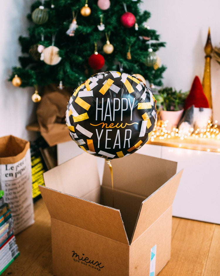 Ballon Happy New Year Confetti avec confettis colorés sur fond blanc