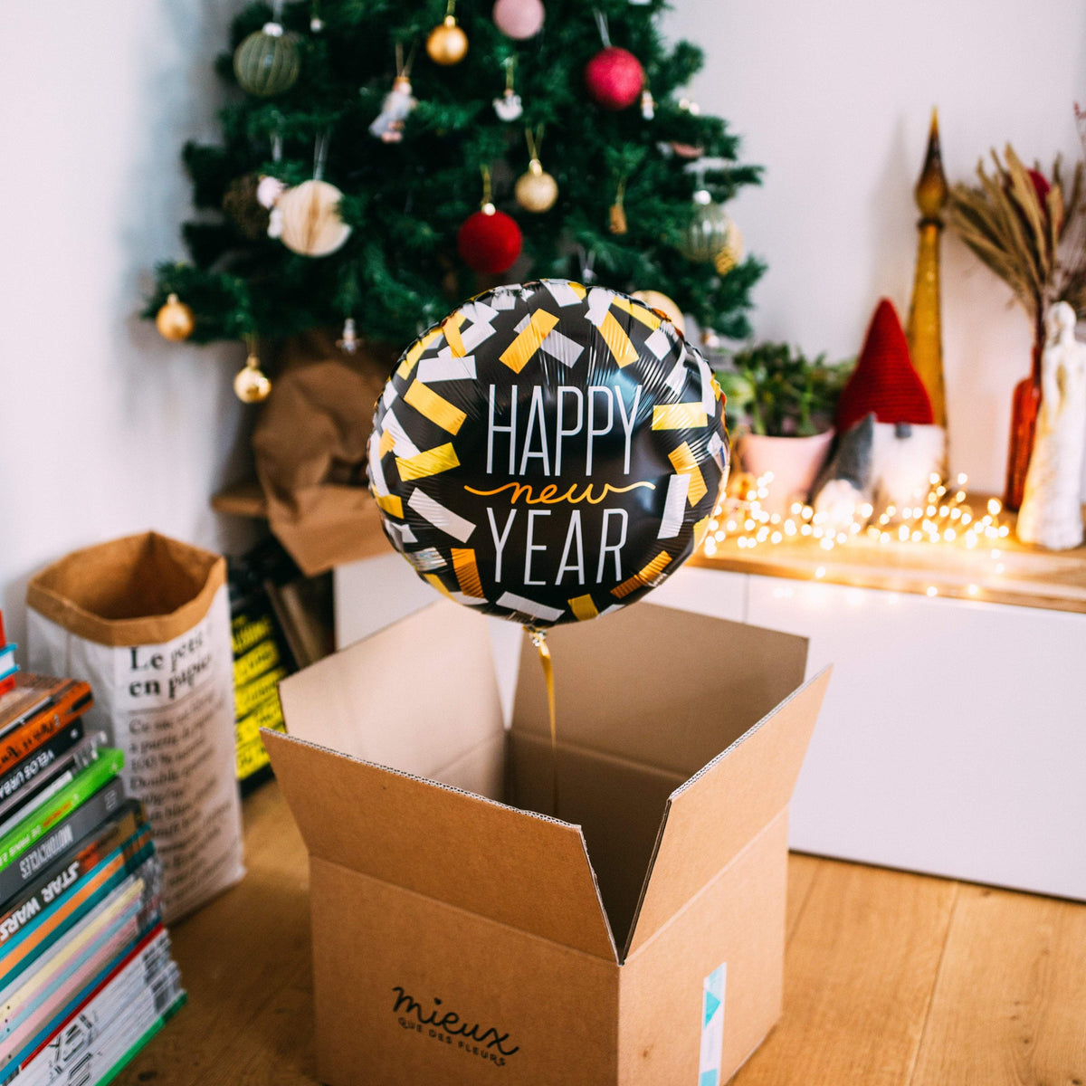 Ballon Happy New Year Confetti avec confettis colorés sur fond blanc