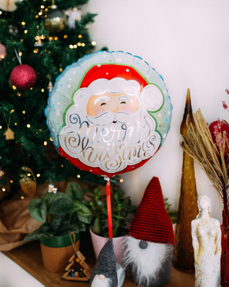 Ballon Joyeux Noel avec motif festif sur fond blanc
