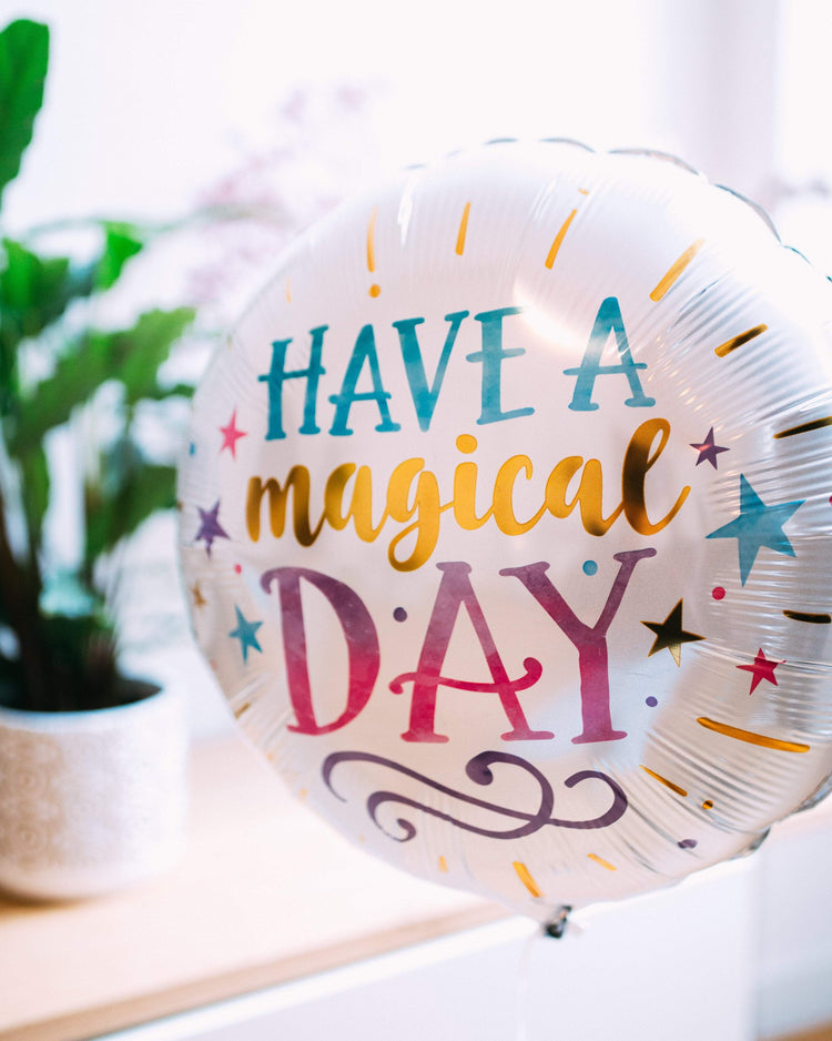 Ballon Magical Day avec motif coloré et inscription, idéal pour célébrer une journée spéciale.