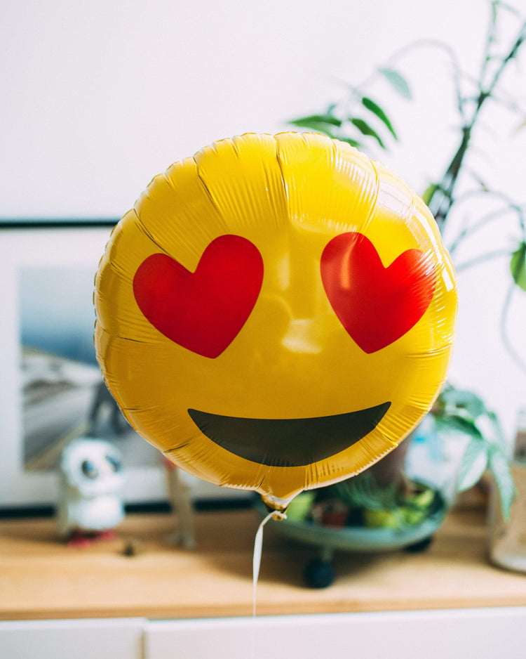 Ballon Emoji Coeurs avec motif de coeurs rouges sur fond blanc