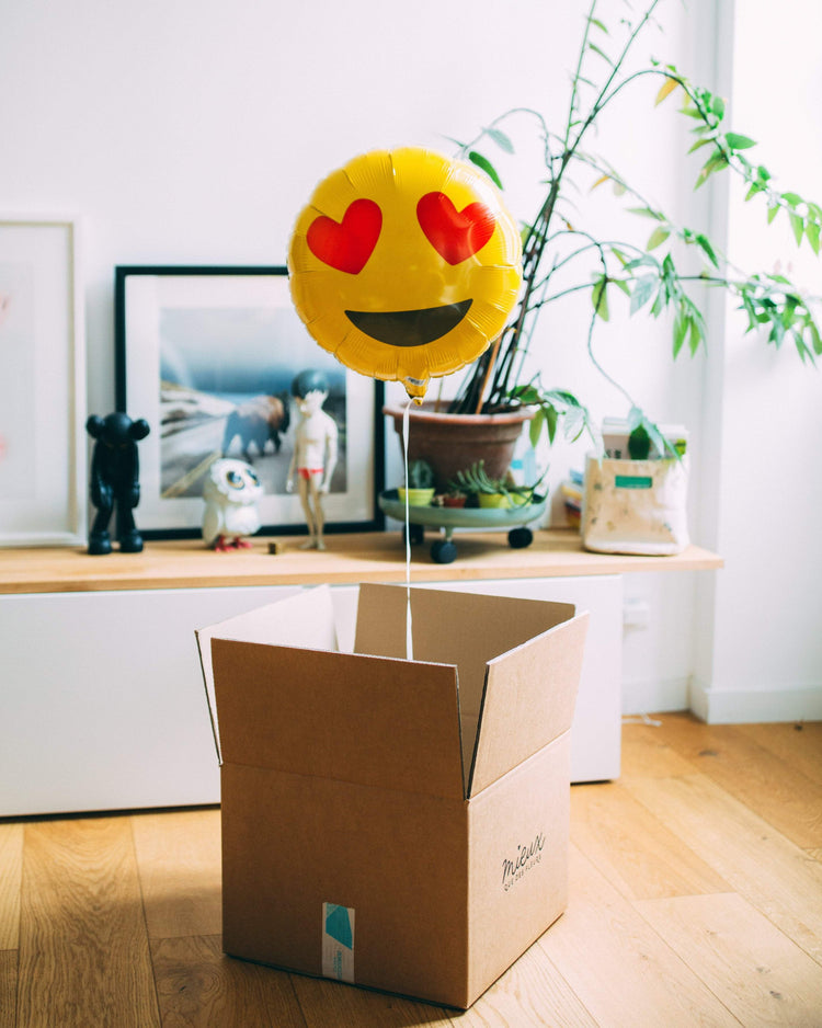 Ballon Emoji Coeurs avec motif de coeurs rouges sur fond blanc.