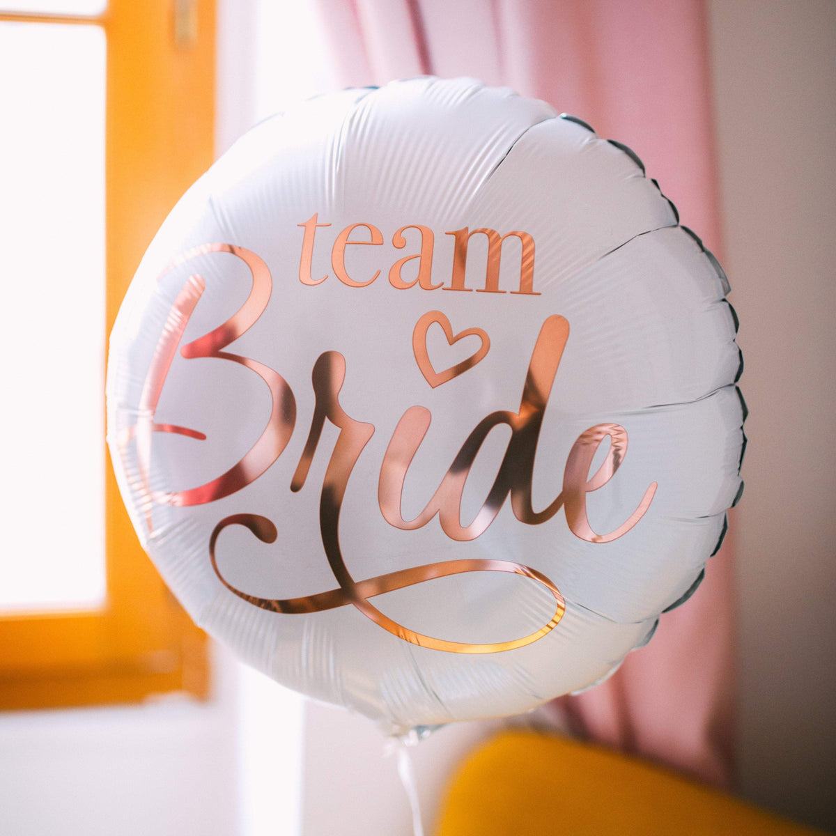 Ballon Team Bride rose pâle avec inscription, idéal pour enterrement de vie de jeune fille.