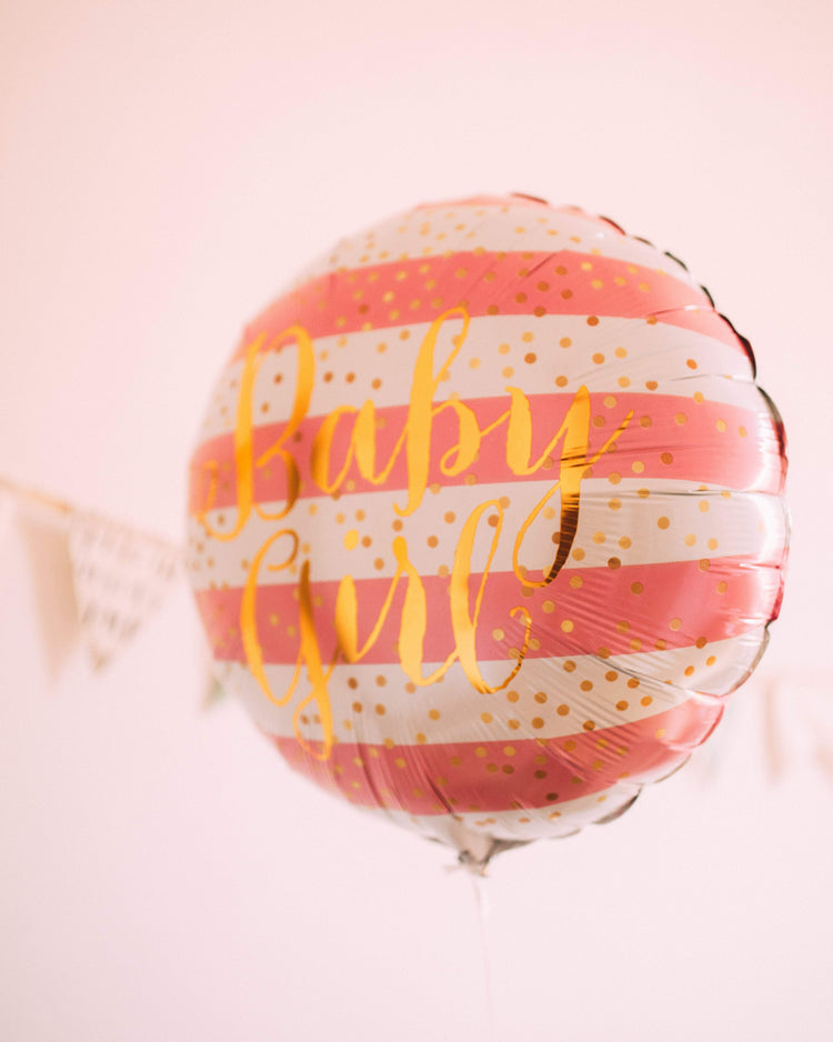 Ballon Baby Girl rose avec inscription, idéal pour une fête de naissance ou baby shower.
