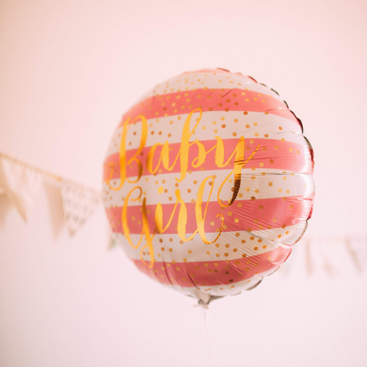 Ballon Baby Girl rose avec inscription, idéal pour une fête de naissance ou baby shower.