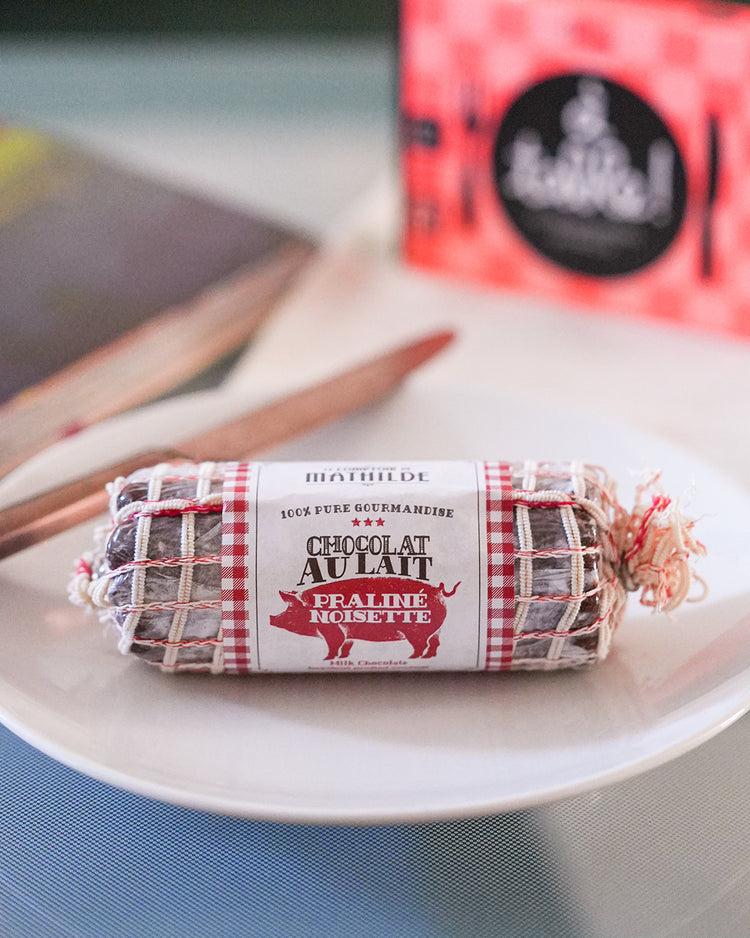 Saucisson en chocolat avec texture réaliste et détails de praliné