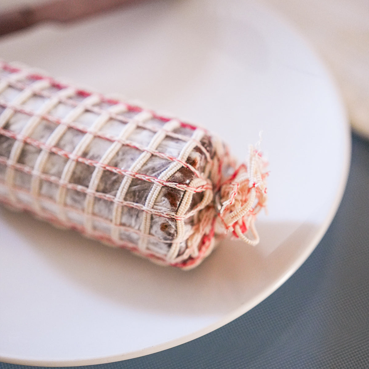 Saucisson en chocolat avec texture réaliste et détails de noisettes