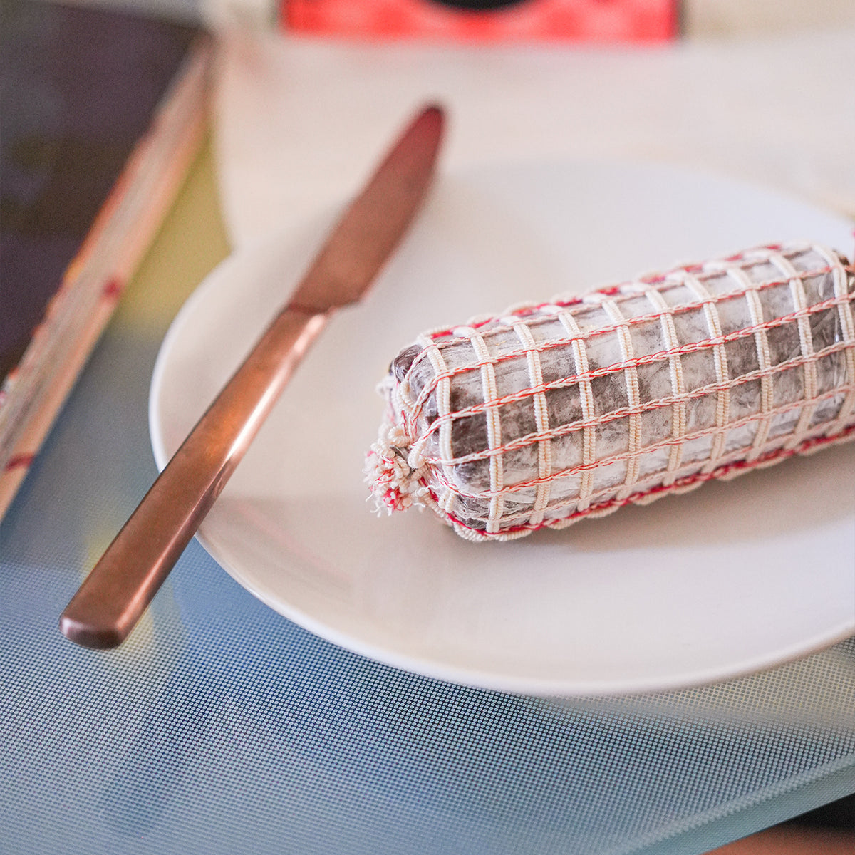Saucisson en chocolat avec texture réaliste et détails de noisettes
