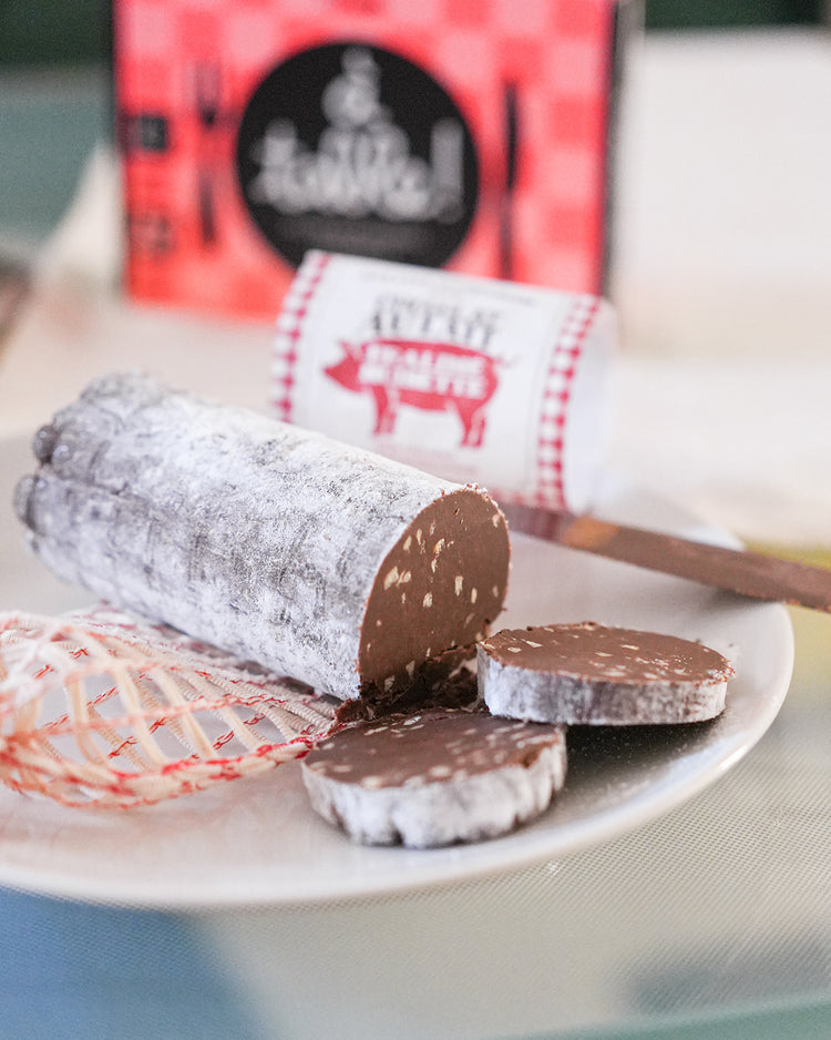 Saucisson en chocolat avec texture réaliste et détails de noisettes.