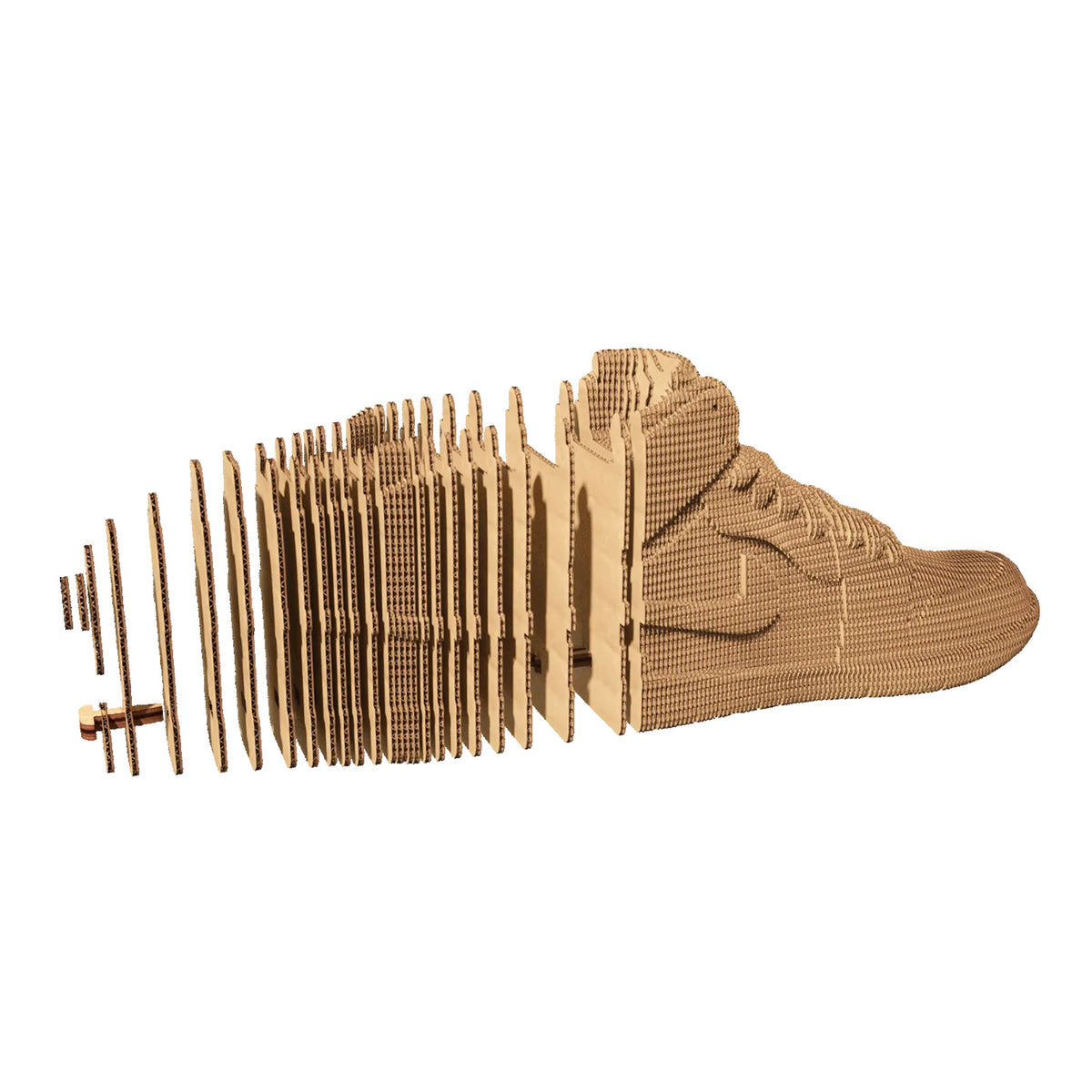 Sculpture en carton DIY de sneakers vue de côté, détails précis.