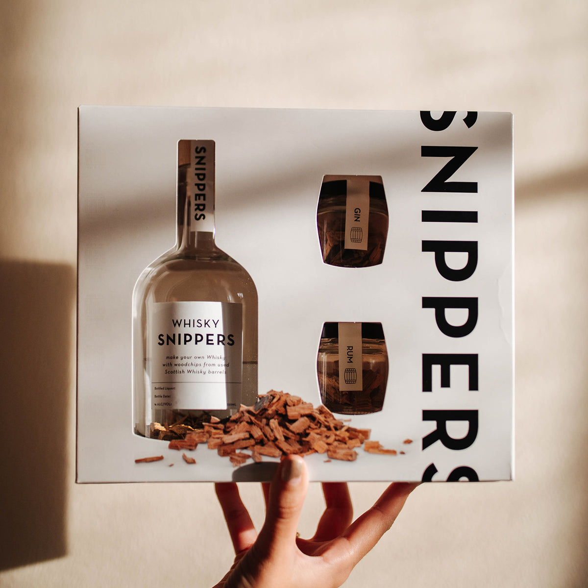 Kit pour fabriquer son whisky, gin & rhum avec bouteille en verre et copeaux de bois. Idéal pour les apprentis distillateurs.