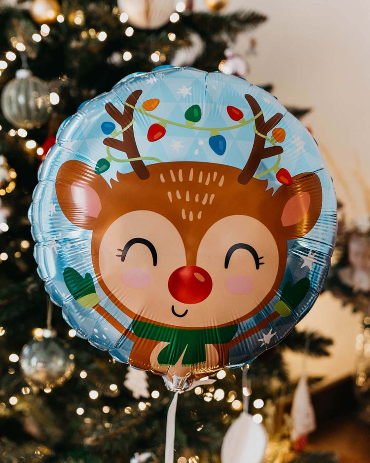 Ballon Renne de Noël en forme de renne avec bonnet et écharpe, idéal pour la décoration de Noël.