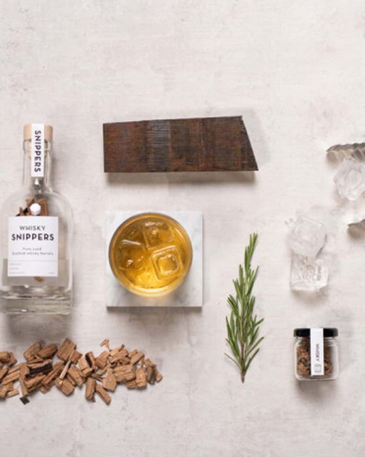 Coffret Snippers pour fabriquer son whisky, gin et rhum avec bouteille en verre et copeaux de bois.
