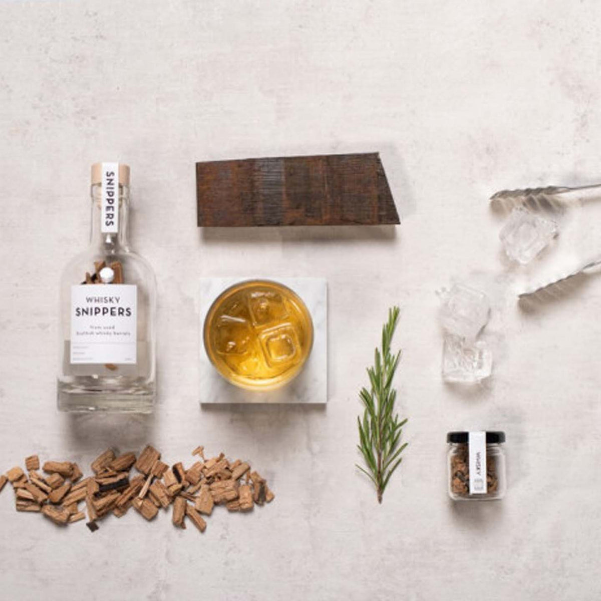 Coffret Snippers pour fabriquer son whisky, gin et rhum avec bouteille en verre et copeaux de bois.