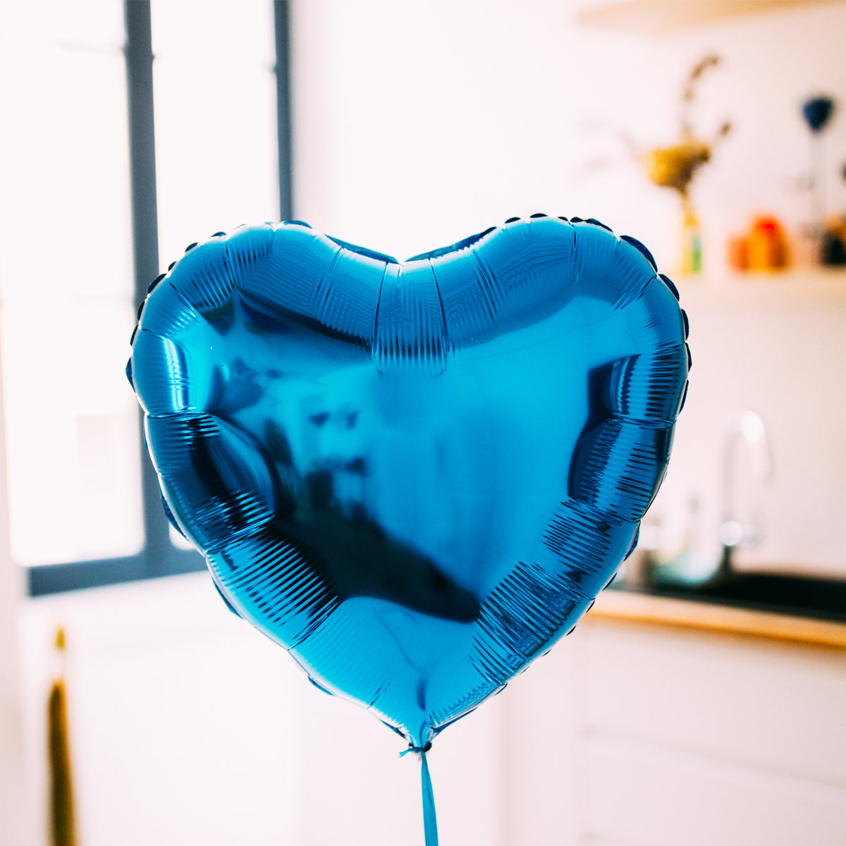 Ballon bleu saphir en forme arrondie, idéal pour les fêtes.