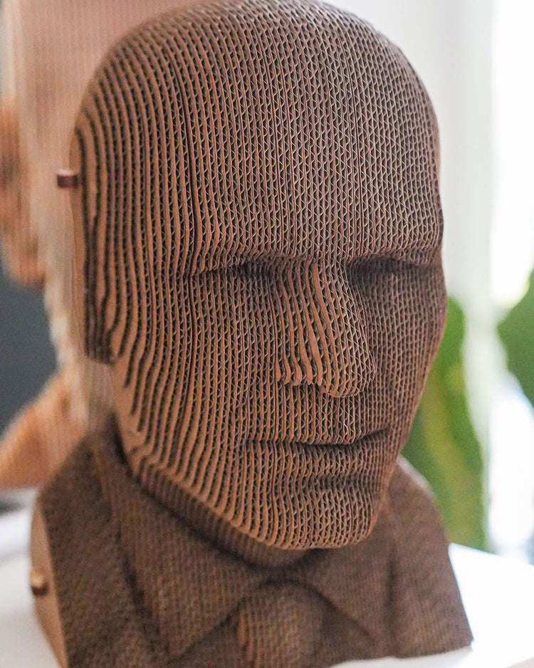 Sculpture en carton de Zidane, vue de côté avec détails de texture.